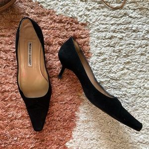 Manolo Blahnik Size 38 / 8 Vintage Black Suede Kitten Heel Pumps